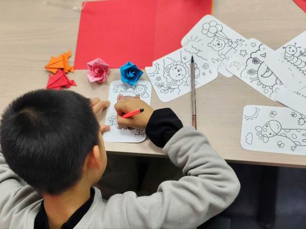 图片包含 人, 桌子, 男人, 前 AI 生成的内容可能不正确。